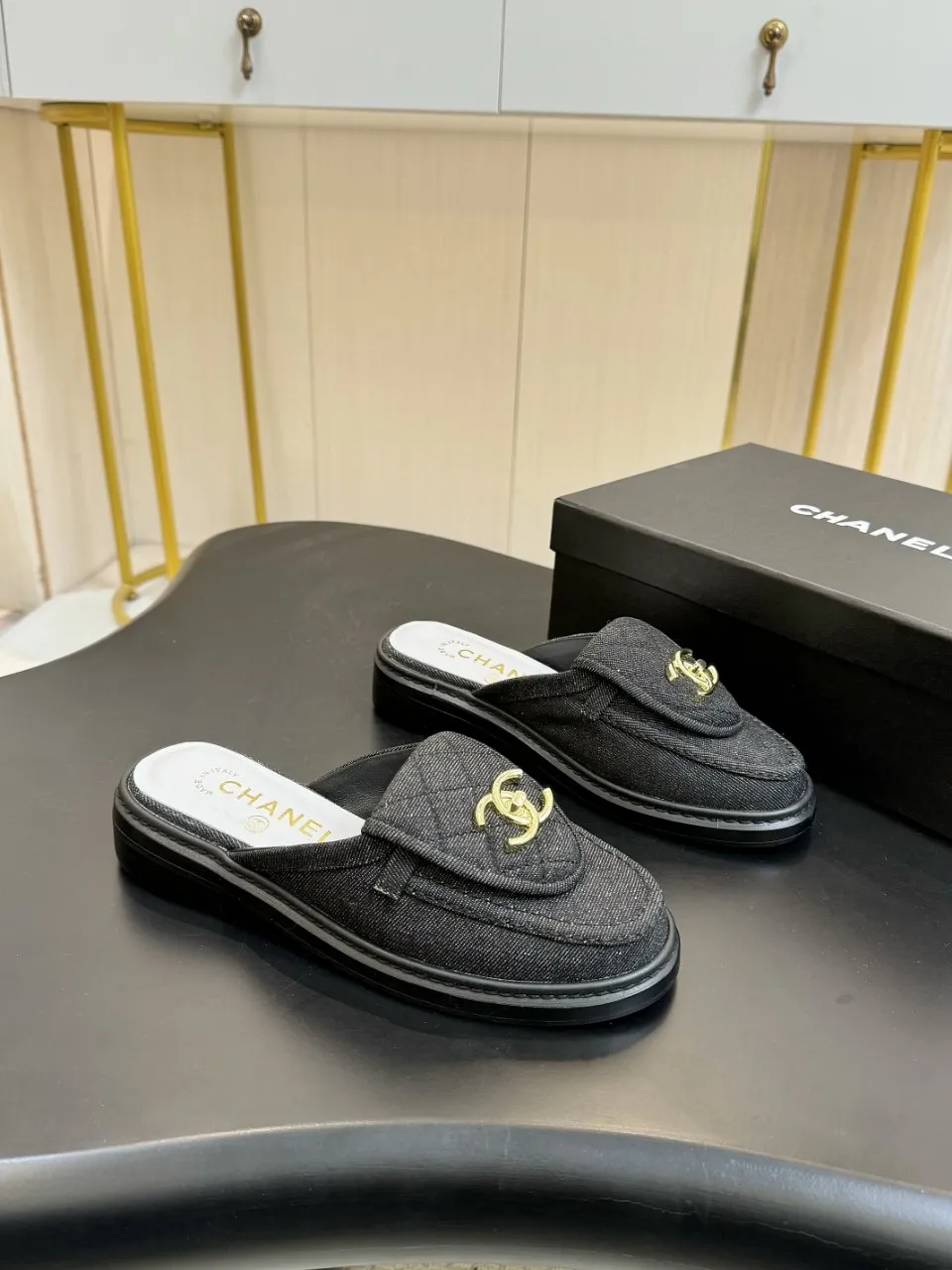 👟👟Ex-factory price 560👟👟 🔥🔥🔥Xiaoxiang official website synchronizes the high version of CHANEL 2025 Chanel top buckle exposed heel shoes, a must-have hot style for early spring, the goddess series, with the elegant and ladylike temperament of the fragrance family, super durable, irresistible, and exciting... ▪️The upper is imported sheepskin ▪️Inside imported sheep lining (same as the original) ▪️Original model opening, genuine leather outsole🇮🇹 ▪️Standard code 35- 41 42 Customized, non-returnable